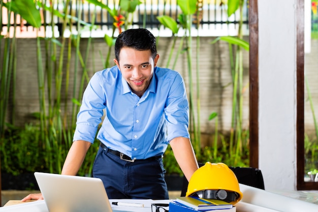 Arquitecto trabajando en casa