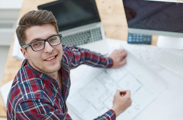 Foto arquitecto trabajando en la mesa de dibujo en la oficina