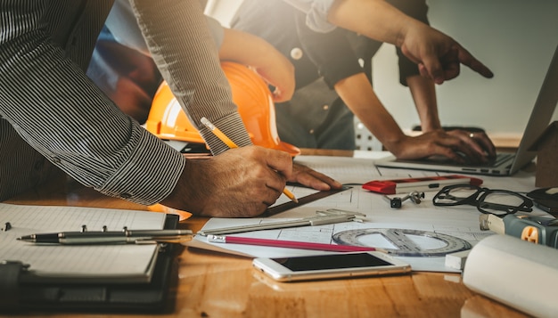 Foto arquitectos del concepto, arquitecto que trabaja en modelo en la oficina.