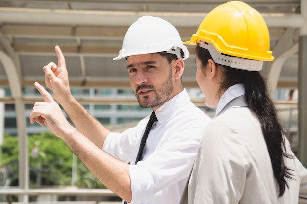 Foto arquitectos discutiendo mientras están de pie en la ciudad