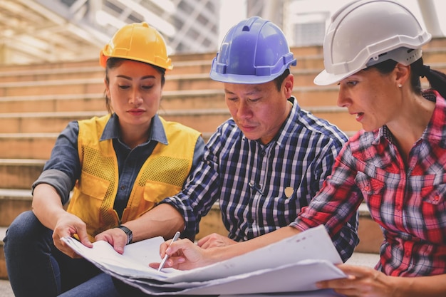 Arquitectos discutiendo el plan mientras se sientan en escalones