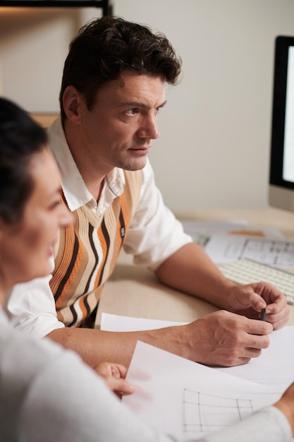 Arquitectos hablando con clientes