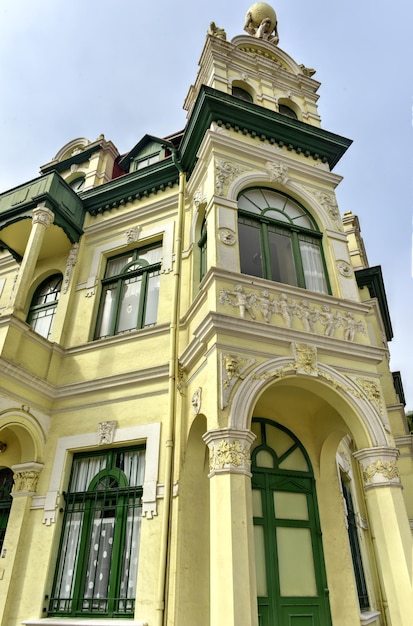 Arquitectura alemana en el paisaje urbano de Swakopmund con la Casa Hohenzollern en Namibia África