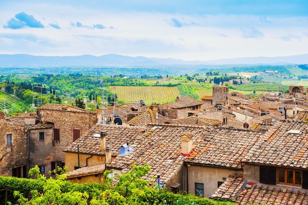 Arquitectura antigua en la ciudad medieval de San Gimignano, Italia. Paisaje de verano