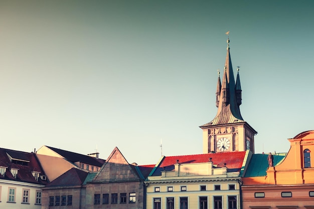 Arquitectura antigua en la Ciudad Vieja de Praga, República Checa. Destino de viaje famoso. Filtro vintage, efecto retro