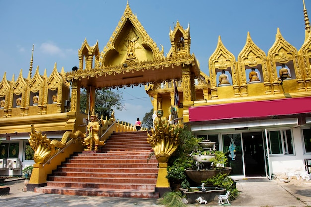 Arquitectura antigua edificio antiguo ubosot iglesia de Wat Chaiyasitthawat templo budista para los tailandeses viajar visitar respetar a Buda rezando y adorar en la ciudad de Pathumthani en Pathum Thani Tailandia