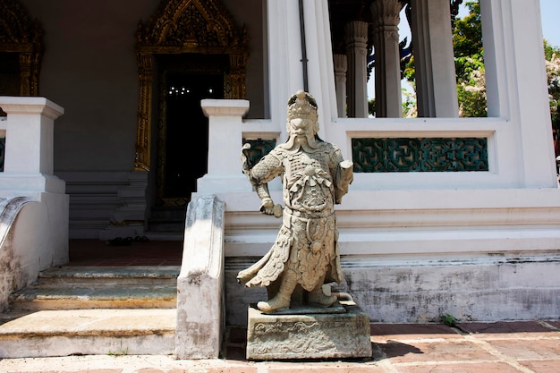 Arquitectura antigua estatua de piedra de muñeca de balasto chino antiguo en el templo de Wat Pho Bang O para los viajeros extranjeros que viajan a los tailandeses visitan y respetan la oración bendita adoración sagrada en Nonthaburi Tailandia
