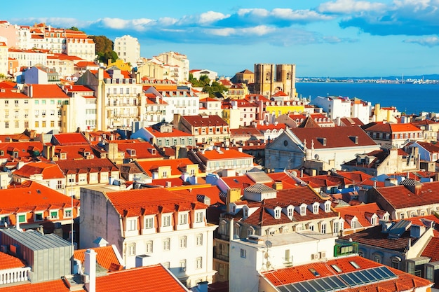 Arquitectura antigua con techos rojos en Lisboa, Portugal. Destino de viaje famoso