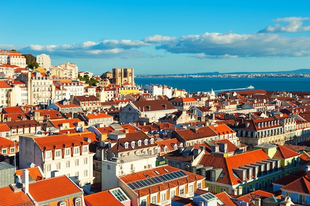 Arquitectura antigua con techos rojos en Lisboa, Portugal. Vista panorámica desde el mirador