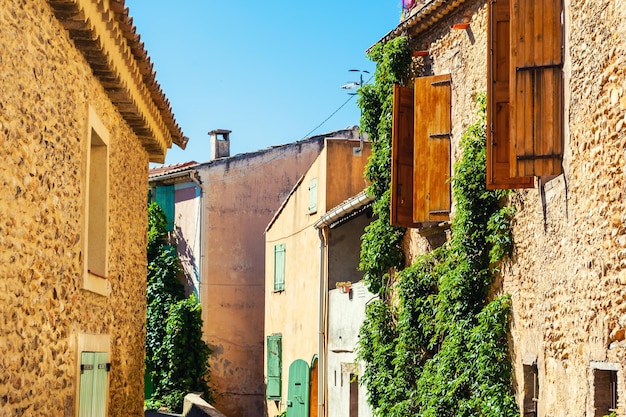 Arquitectura antigua en Valensole, Provenza, Francia. Casas de piedra y ventanas con contraventanas de madera.