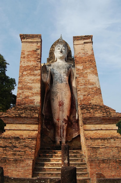 Arquitectura de la antigüedad antigua y construcción de ruinas antiguas para los viajeros tailandeses que viajan visitan el respeto rezando en el Parque Histórico Si Satchanalai y el Patrimonio de la Humanidad de la Unesco en Sukhothai Tailandia