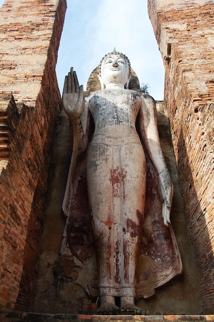 Arquitectura de la antigüedad antigua y construcción de ruinas antiguas para los viajeros tailandeses que viajan visitan el respeto rezando en el Parque Histórico Si Satchanalai y el Patrimonio de la Humanidad de la Unesco en Sukhothai Tailandia