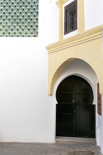 Arquitectura árabe en la antigua medina calles puertas ventanas detalles Tánger Marruecos