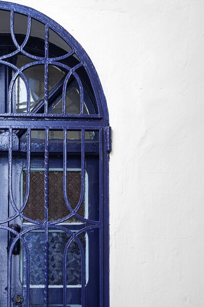 Arquitectura árabe en la antigua medina. Calles, puertas, ventanas, detalles. Tangier, Marruecos