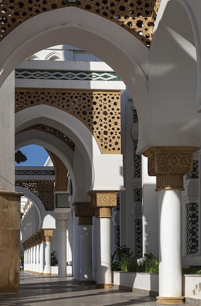 Arquitectura árabe en la antigua medina. Calles, puertas, ventanas, detalles. Tangier, Marruecos