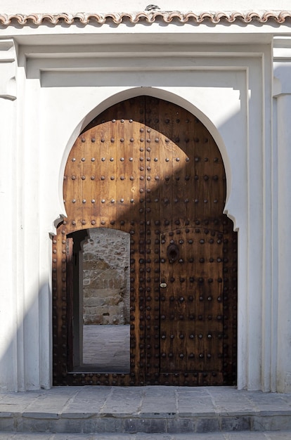 Foto arquitectura árabe en la antigua medina. calles, puertas, ventanas, detalles. tangier, marruecos