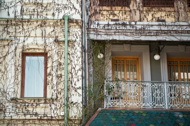 Arquitectura auténtica de una zona acogedora de la ciudad vieja de Tbilisi