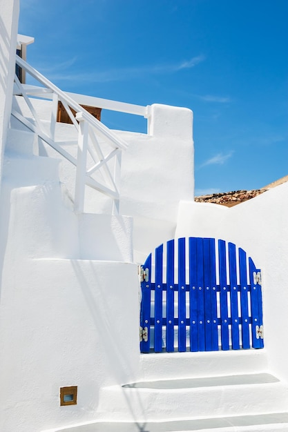 Arquitectura azul y blanca de las Cícladas en la isla de Santorini, Grecia.