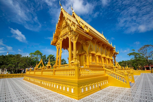 Arquitectura de bellas artes de color dorado del templo en Tailandia