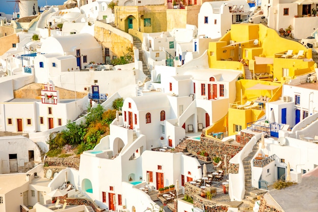 Arquitectura blanca de la aldea de Oia en la isla de Santorini, Grecia