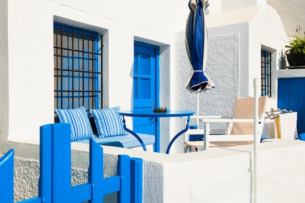 Arquitectura blanca griega tradicional con puertas y ventanas azules. Isla de Santorini, Grecia.