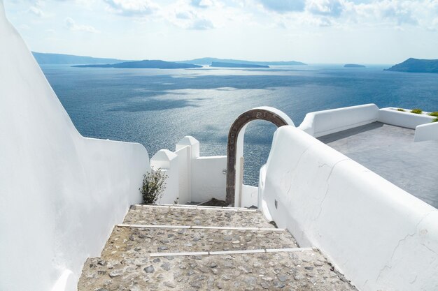 Arquitectura blanca en la isla de Santorini Cyclades Grecia Hermoso paisaje de verano vista al mar Egeo