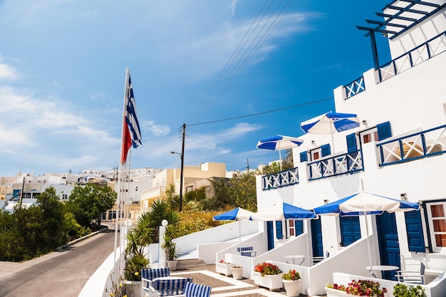 Arquitectura blanca en la isla de Santorini, Grecia. Calle y hotel en la ciudad de Fira