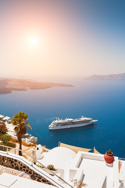 Arquitectura blanca en la isla de Santorini, Grecia. Crucero en el mar cerca de la costa. Concepto de destinos de viaje