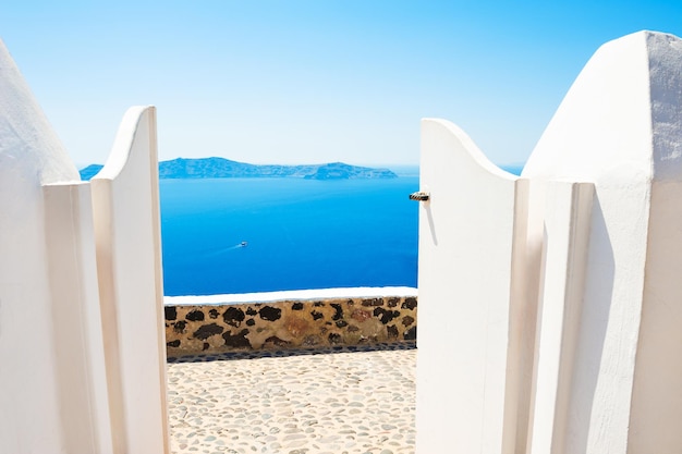 Arquitectura blanca en la isla de Santorini, Grecia. Hermosa terraza con vista al mar