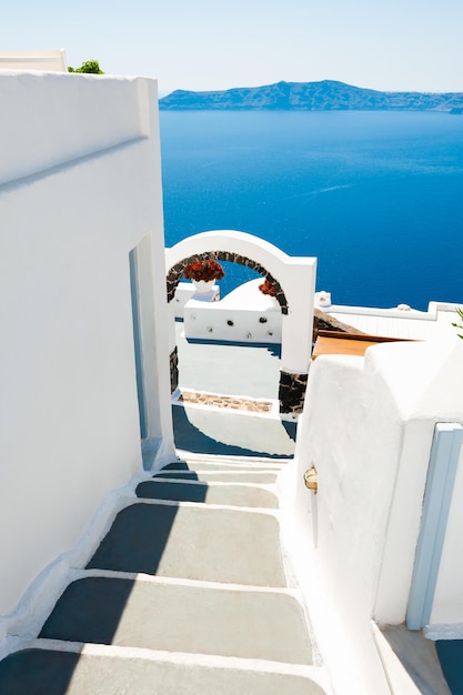 Arquitectura blanca en la isla de Santorini, Grecia. Hermosa vista al mar. Destino de viaje famoso