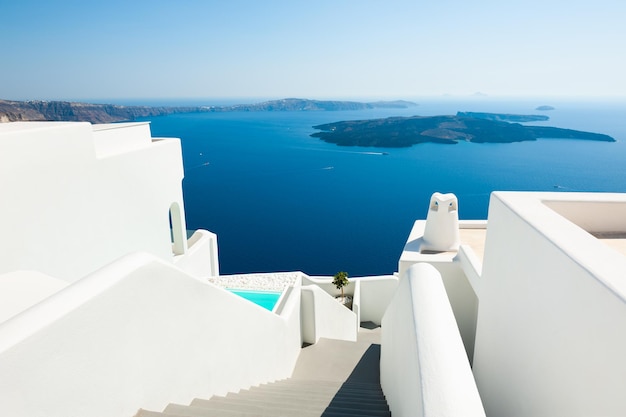 Arquitectura blanca en la isla de Santorini, Grecia. Hermosa vista al mar. Destino de viaje famoso