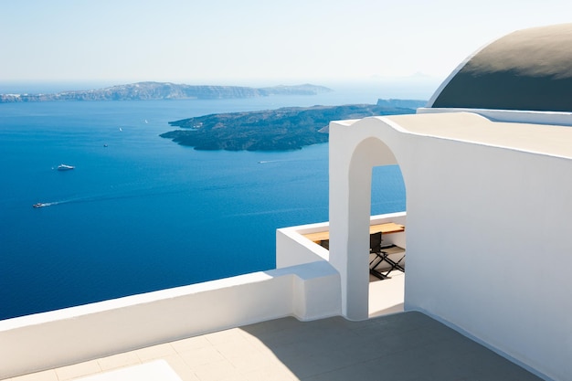 Arquitectura blanca en la isla de Santorini, Grecia. Hermoso paisaje de verano, vista al mar.