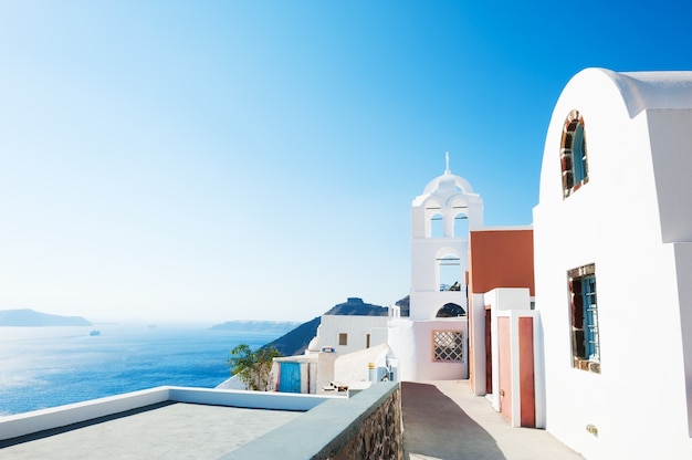 Arquitectura blanca en la isla de Santorini, Grecia. Hermoso paisaje de verano, vista al mar.