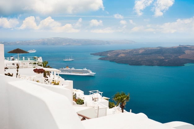 Arquitectura blanca en la isla de Santorini, Grecia. Hermoso paisaje de verano, vista al mar.