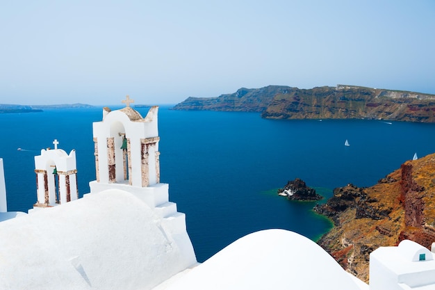 Arquitectura blanca en la isla de Santorini, Grecia. Hermoso paisaje de verano, vista al mar.