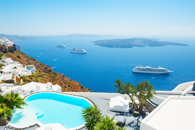 Arquitectura blanca en la isla de Santorini, Grecia. Hermoso paisaje de verano, vista al mar.