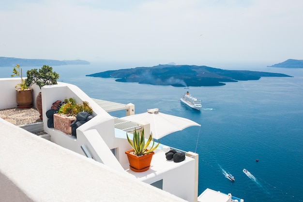 Arquitectura blanca en la isla de Santorini, Grecia. Hermoso paisaje de verano, vista al mar