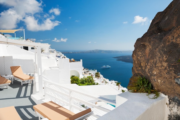 Arquitectura blanca en la isla de Santorini, Grecia. Hermoso paisaje de verano, vista al mar