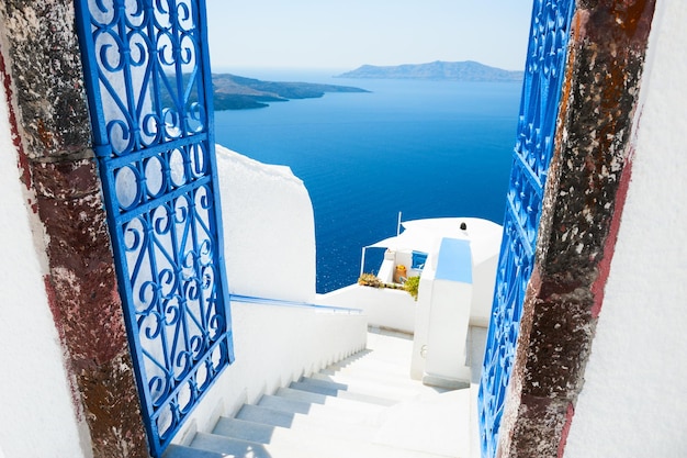 Arquitectura blanca en la isla de Santorini, Grecia. Hermoso paisaje de verano, vista al mar.