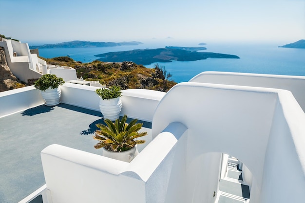 Arquitectura blanca en la isla de Santorini, Grecia. Hermoso paisaje con vista al mar