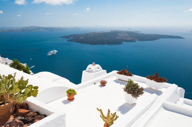 Arquitectura blanca en la isla de Santorini, Grecia. Hermoso paisaje, vista al mar.