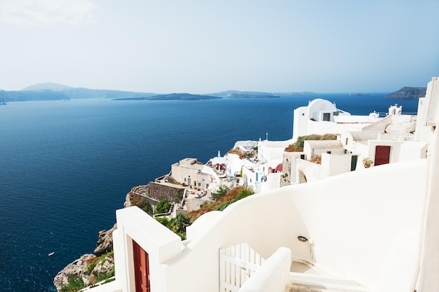 Arquitectura blanca en la isla de Santorini, Grecia. Hermoso paisaje, vista al mar.