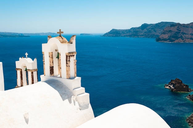 Arquitectura blanca en la isla de Santorini, Grecia. Hermoso paisaje con vista al mar