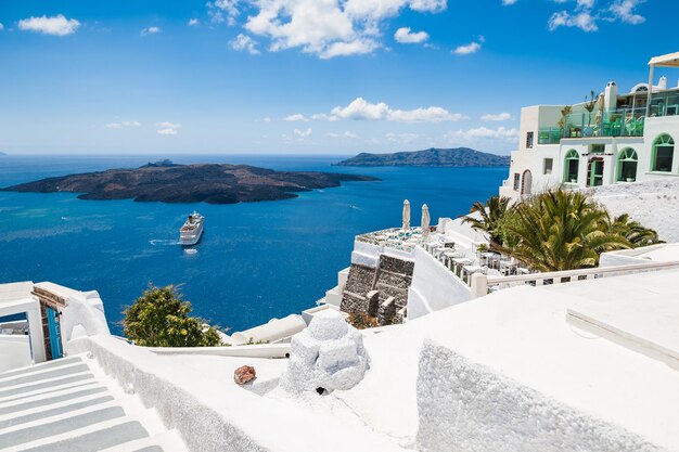 Arquitectura blanca en la isla de Santorini, Grecia. Hermoso paisaje con vista al mar