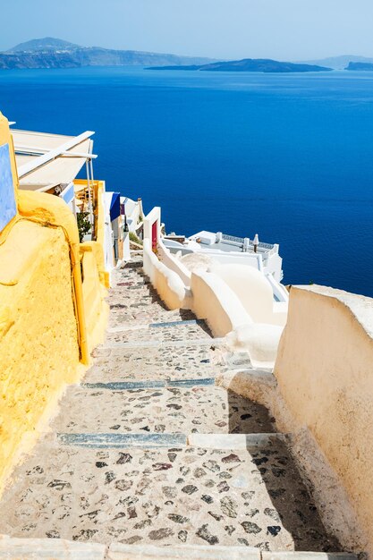 Arquitectura blanca en la isla de Santorini, Grecia. Hermoso paisaje con vista al mar