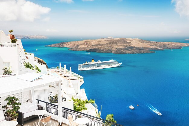 Arquitectura blanca en la isla de Santorini, Grecia. Hermoso paisaje con vista al mar.