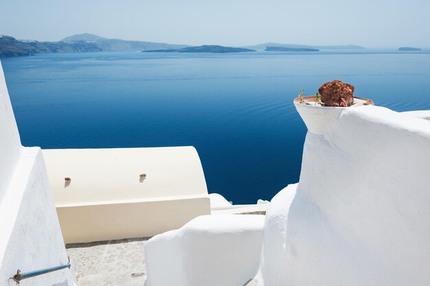Arquitectura blanca en la isla de Santorini, Grecia. Hermoso paisaje con vista al mar.