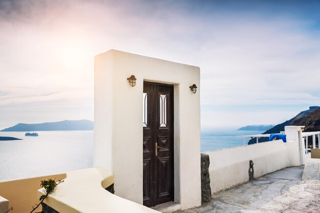 Arquitectura blanca en la isla de Santorini, Grecia. Hermoso paisaje con vista al mar.