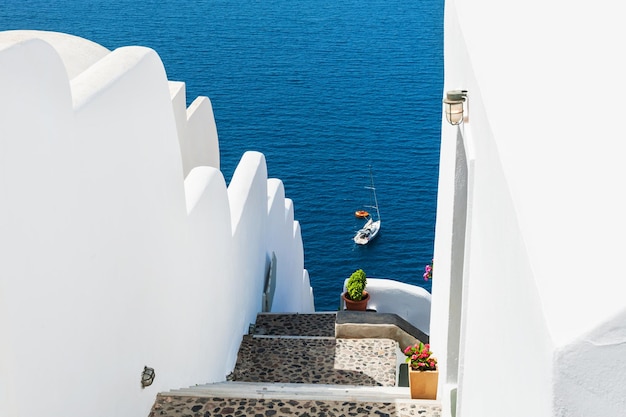 Arquitectura blanca en la isla de Santorini, Grecia. Hermoso paisaje con vista al mar