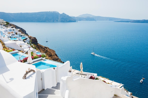 Arquitectura blanca en la isla de Santorini, Grecia. Hermoso paisaje con vista al mar